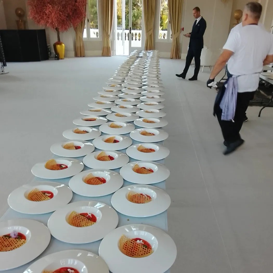 Rangée de plats avec dessert élaboré