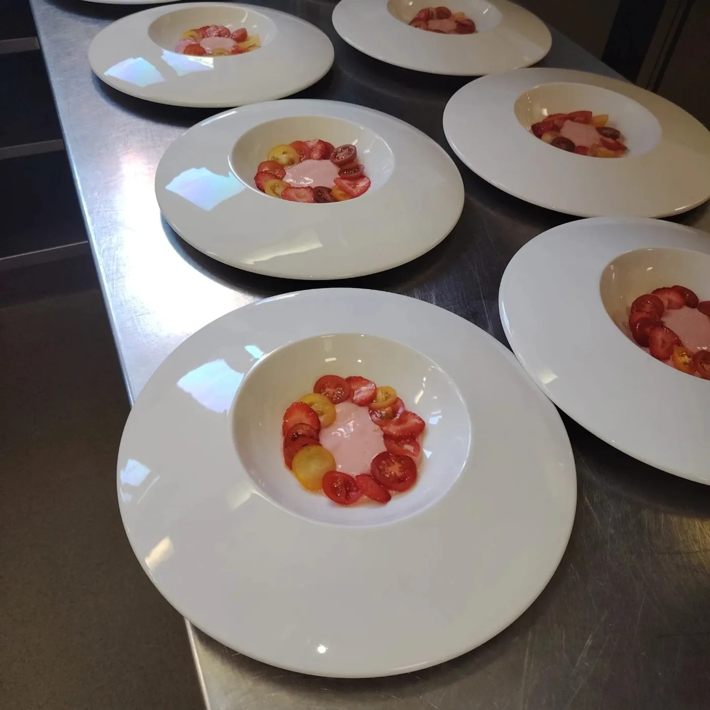 Assiettes avec tomates cerises et mousse rose