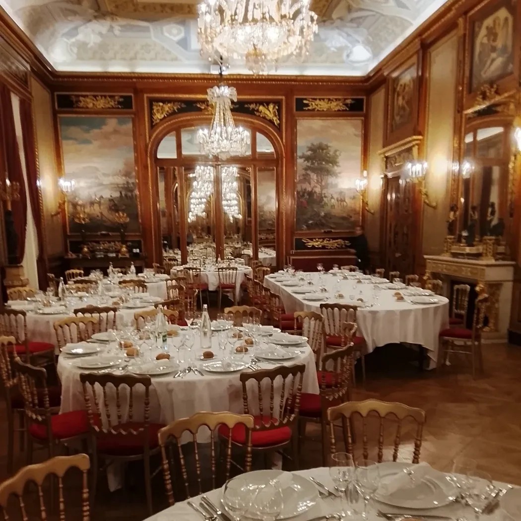 Salle à manger élégante avec tables dressées